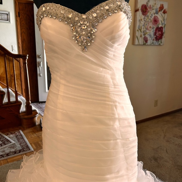 BNWT never worn wedding dress - Picture 5 of 13